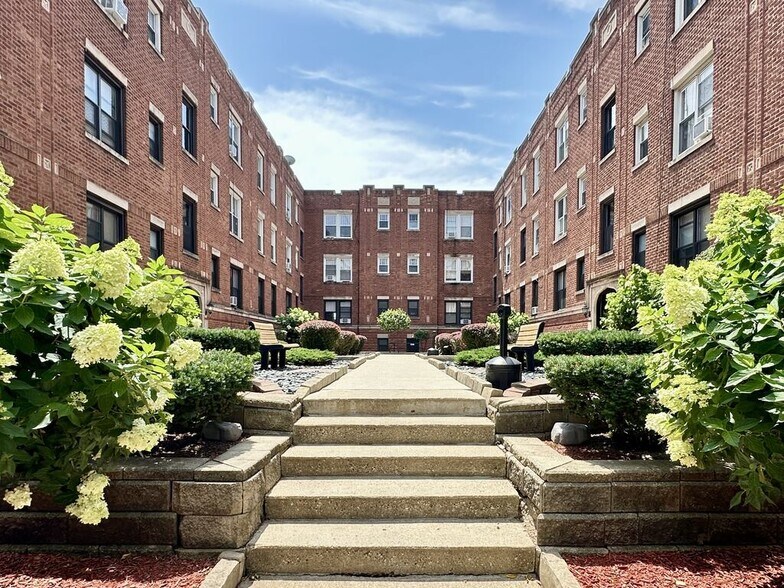 Building Photo - 3525 N Sheffield Ave