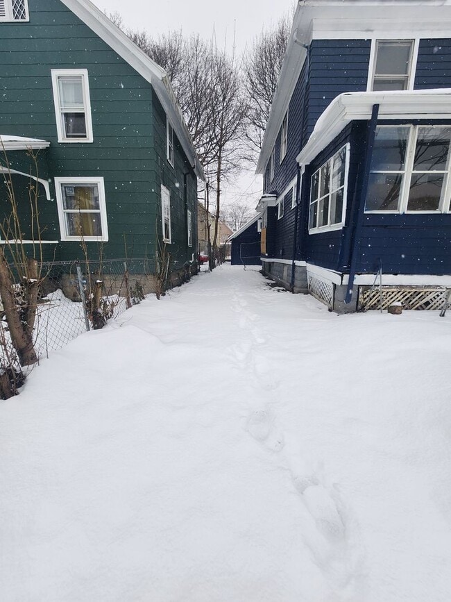 Building Photo - 4 Bedroom Single Family Home!