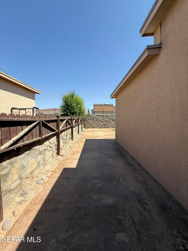 Building Photo - 14345 Desert Sage Dr