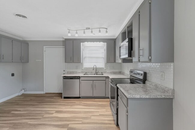Building Photo - AVAILABLE NOW. 2 Bed 1 Bath Duplex. Locate...