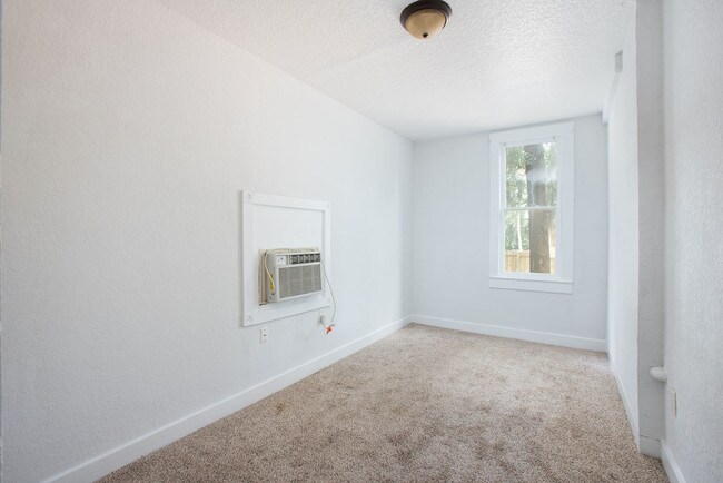 Building Photo - 1 Bedroom 1 Bath downtown