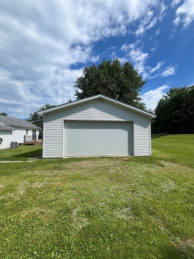 Building Photo - 1261 Avonia Rd