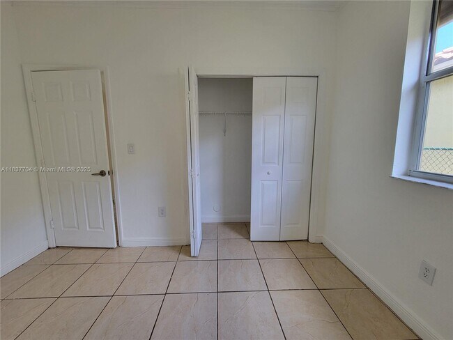 Building Photo - 4949 SW 134th Ave
