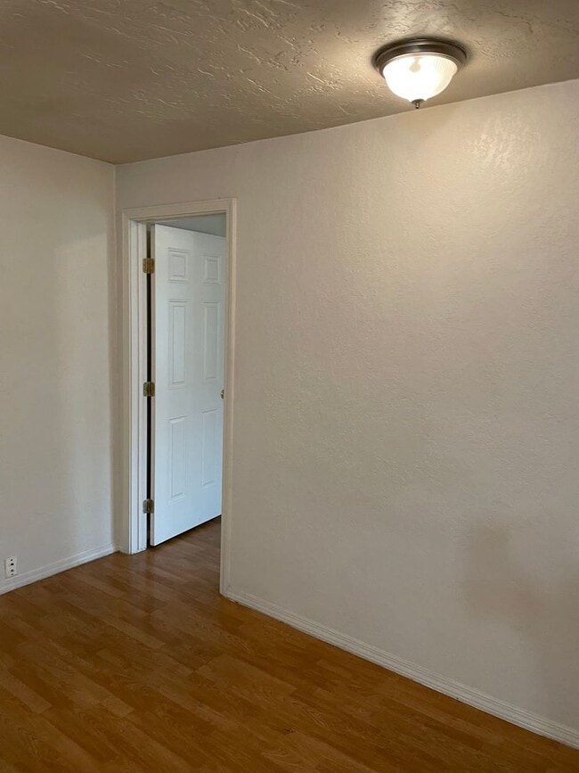 Building Photo - Nice 1 Bedroom 1 Bath Home-Garage