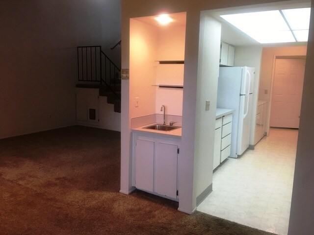 Building Photo - WELL MAINTAINED 2 BR, 2 BA TOWNHOME BY VAN MALL AREA!