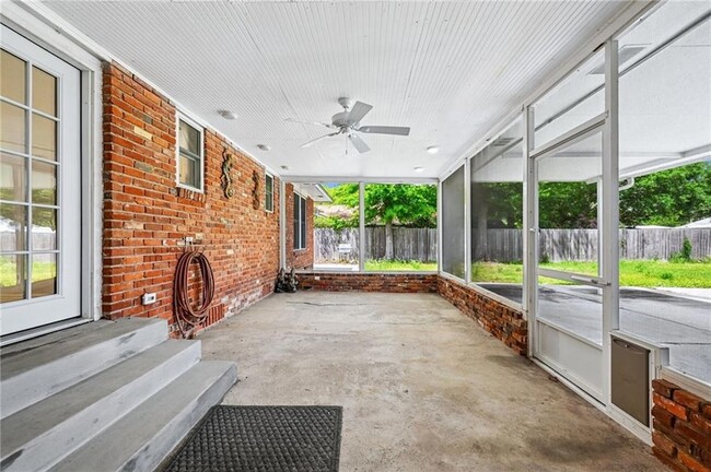 Building Photo - 208 Country Club Blvd