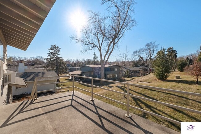 Building Photo - AVAILABLE NOW!