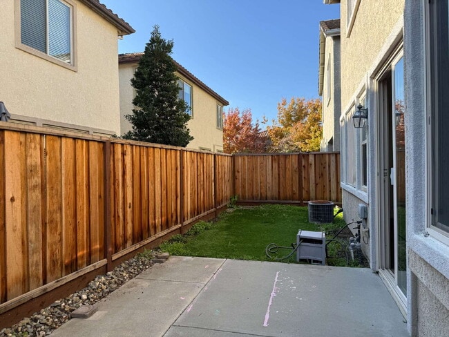 Building Photo - 3 Bedroom 3 Bath Beauty in West Sacramento!