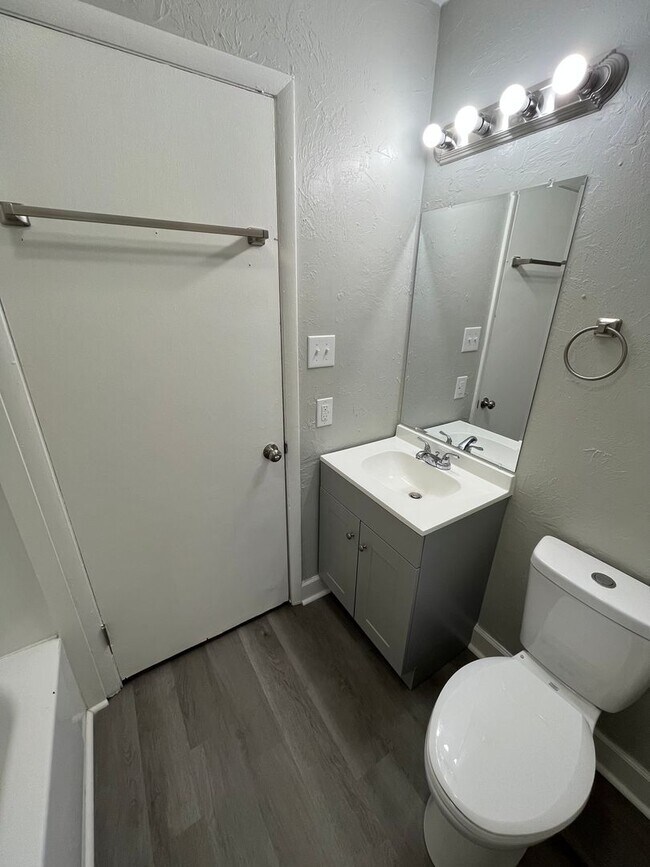 Building Photo - 902 Preston St