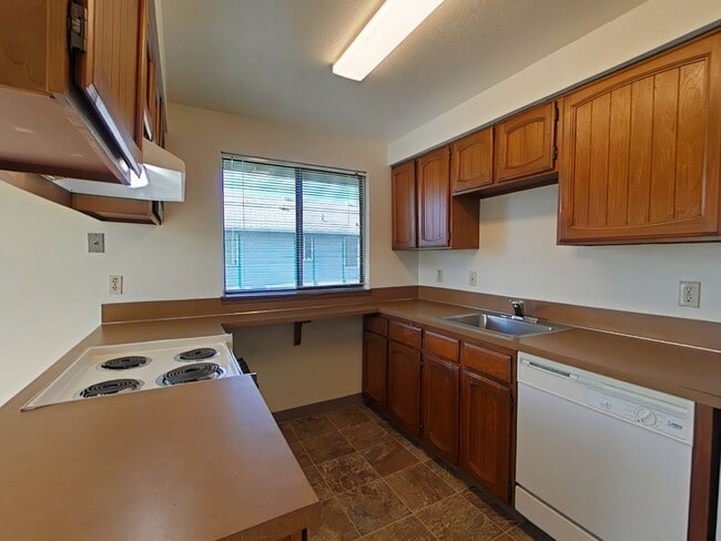 Building Photo - Comfortable 2 Bedroom Duplex with Garage ~ Albany