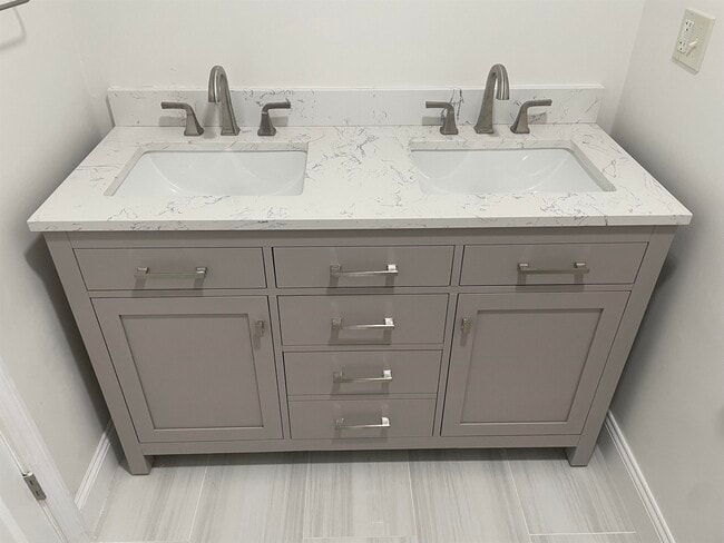 Building Photo - 64 Dunvegan Wds Dr