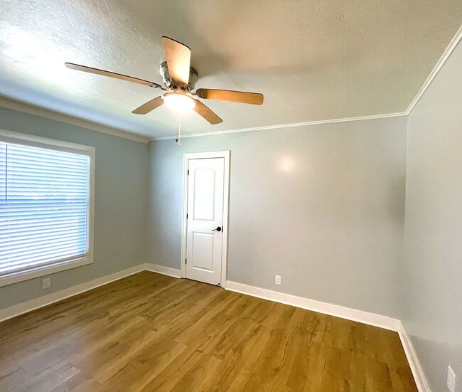 Building Photo - 5250 Whispering Creek Dr