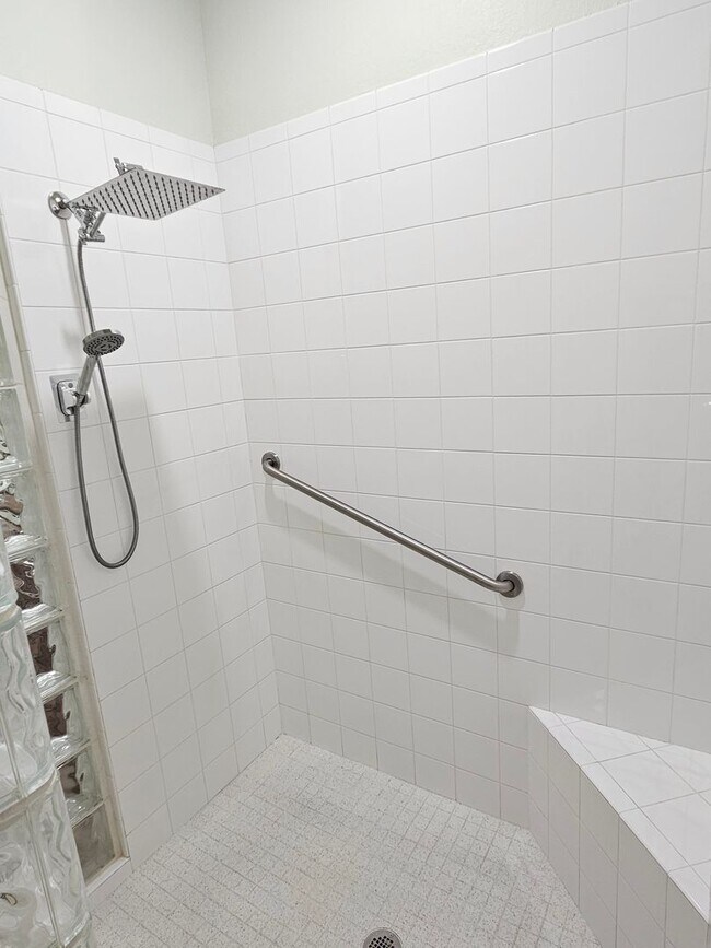 Building Photo - Annual Furnished or Unfurnished 3 Bedroom 2 Bathroom Second Floor Condo in Venetian Golf & River ...