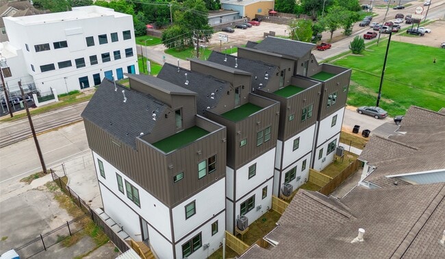 Building Photo - 2426 Ella Blvd