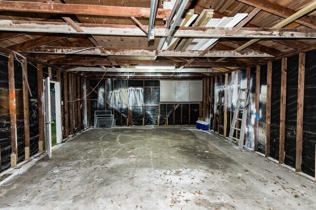 Building Photo - 2121 Holly Dr