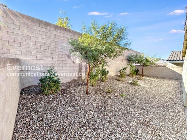 Building Photo - 3 Bed, 2 Bath Home with Fenced Yard & Garage / Available Now!