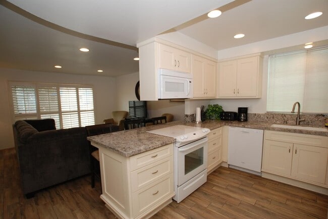 Building Photo - 9 month winter lease on Balboa Peninsula! No yearly leases