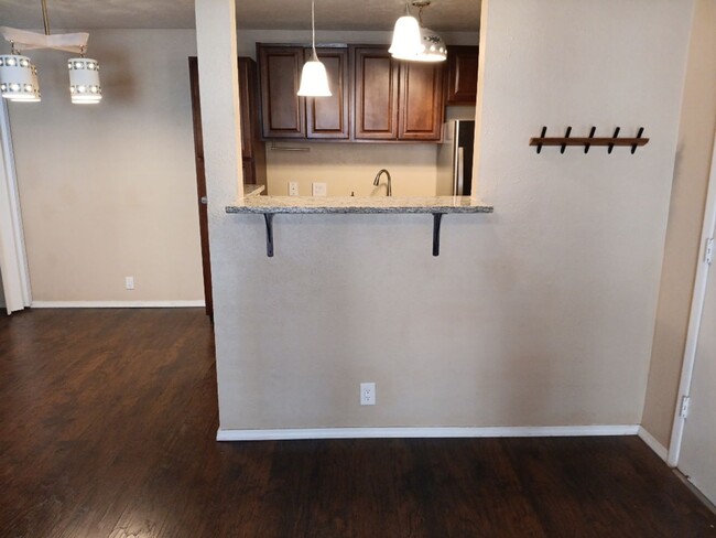 Building Photo - Charming 1 Bedroom 1 Bathroom near Uptown!...