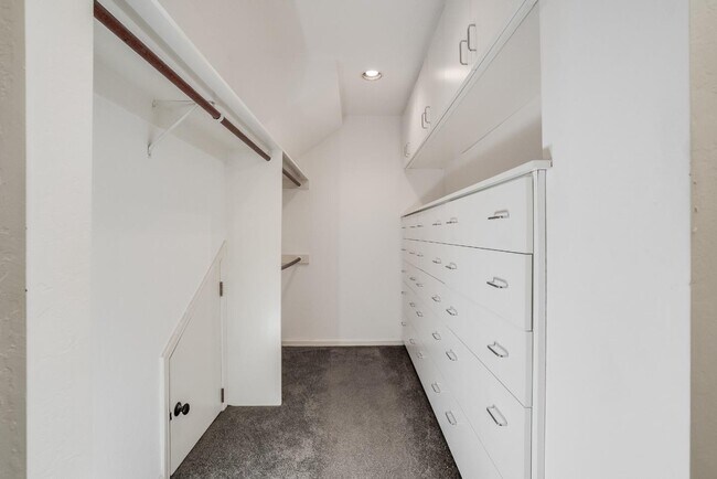Building Photo - 24421 Summerhill Ave