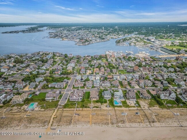 Building Photo - 683 Main Ave