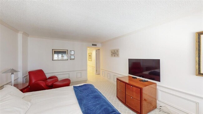 Building Photo - 1149 Hillsboro Mile