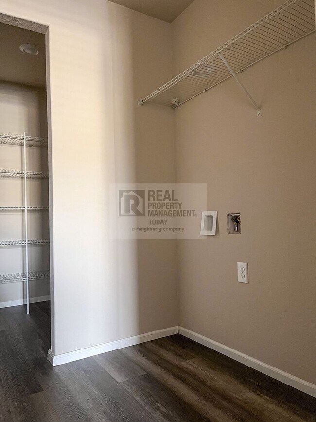 Building Photo - Spacious 5 Bedroom Home In Lacey!!