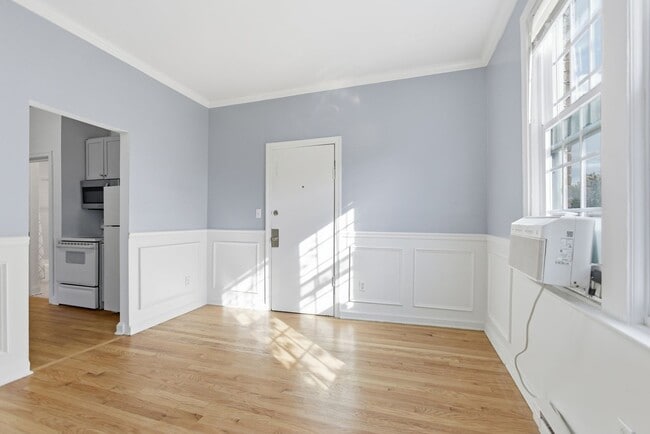 Building Photo - Lovely 3 BR/1 BA Apartment in H Street Cor...