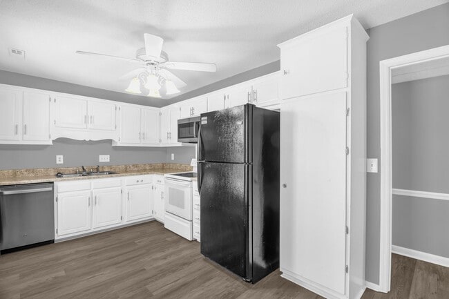 Building Photo - Stunning 3 bedroom, 2 1/2 bathroom End Tow...