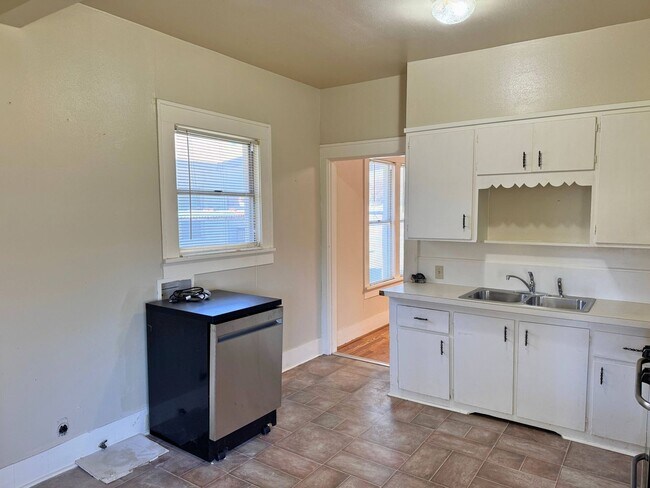 Building Photo - Cute 2 Bed 1 Bath Craftsman Home