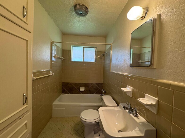 Building Photo - 806 Safady Ave