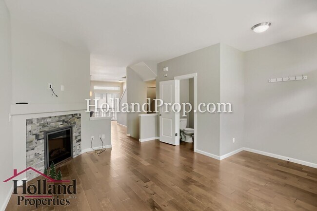 Building Photo - Modern Townhome with Dual Primary Suites & 2-Car Garage in Prime Beaverton Location