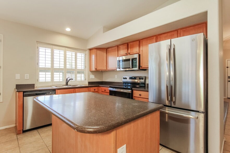 Building Photo - 8026 S 48th Dr