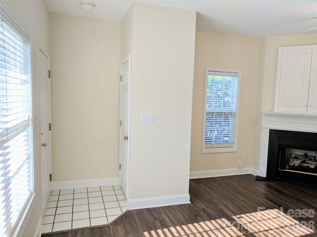 Building Photo - 917 Shearer St