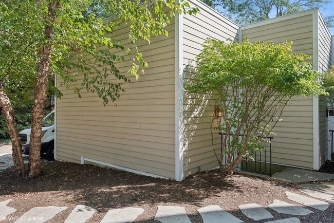 Building Photo - 3252 Thayer St