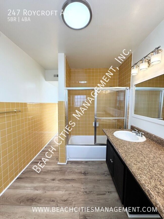 Building Photo - 247 Roycroft Ave