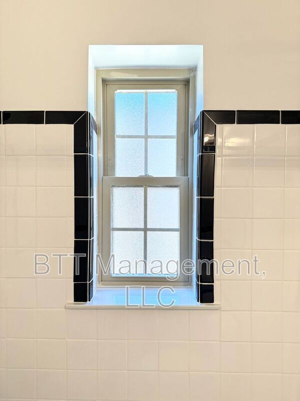 Building Photo - 8800 Plymouth St