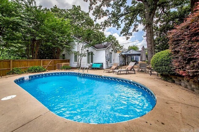 Building Photo - 1717 N University Ave