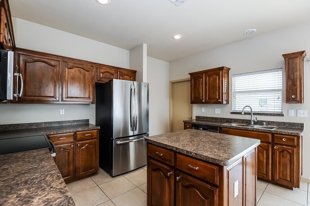 Building Photo - 9925 Fressia Ln