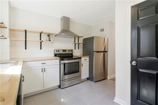 Building Photo - 551 Valley Hill Rd SE