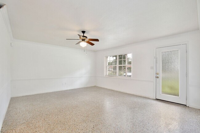 Building Photo - Beautiful 3/2 Spacious Pool Home with a Fe...