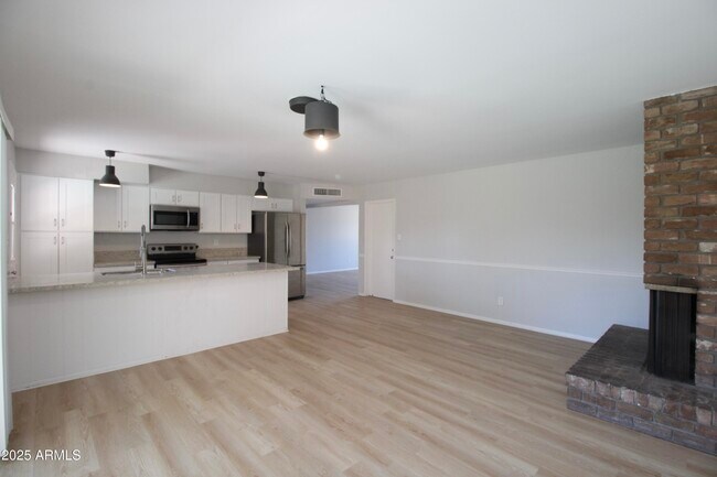Building Photo - 537 E Laguna Dr