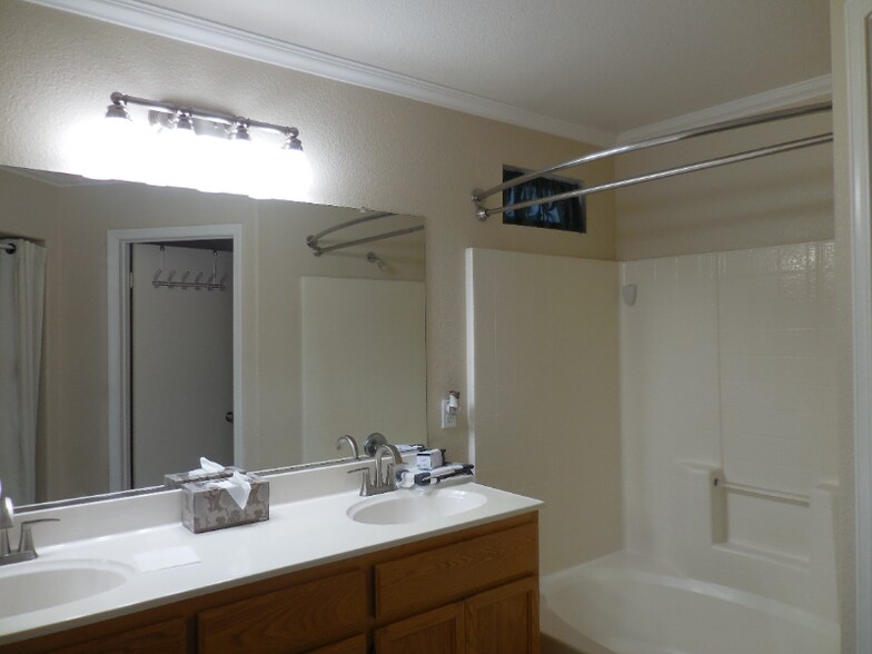 Building Photo - 1048 Freshwater Ct