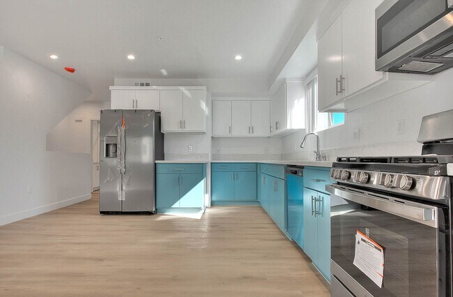 Building Photo - 5850 Vineland Ave