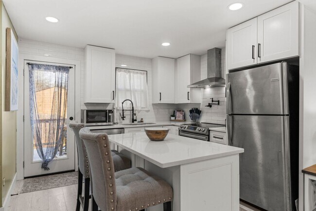 Building Photo - Single Family Home, 2 bed/1 bath $1,350 One-Story