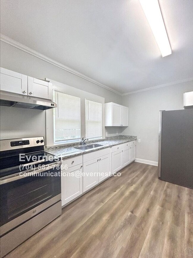 Building Photo - 203 S Elm St