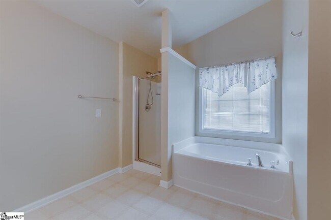 Building Photo - 14 Farmbrook Way