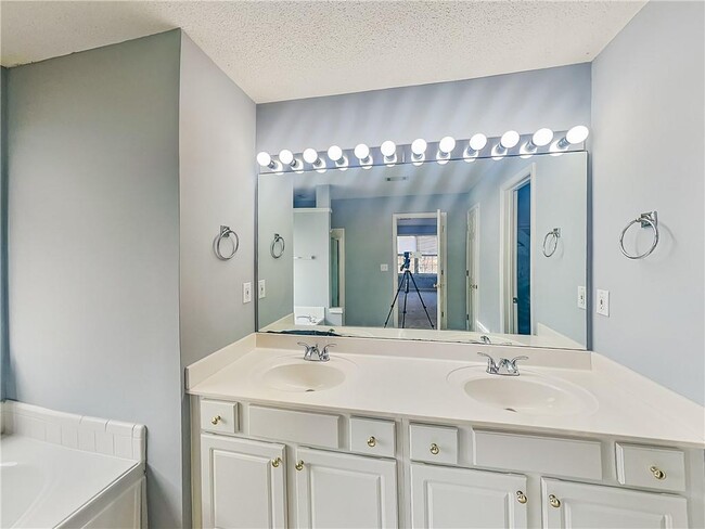 Building Photo - 3562 Courtfield Trace NE