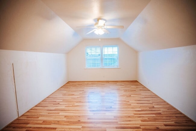 Building Photo - Spacious 4-bedroom, 2-bath single-family home located in a desirable Eureka neighborhood near Hen...