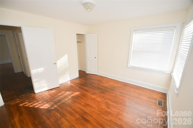 Building Photo - 1424 Kennon St