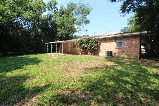 Building Photo - Updated West Pensacola 3BR Home with Luxury Plank Flooring, Modern Kitchen, 1-Car Garage & Large ...